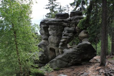 Ostaš - stůl s knihou pověstí uprostřed broumovské světnice